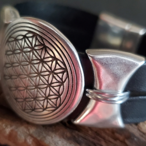 Flower of life silver and leather handmade bracelet - Picture 2 of 5